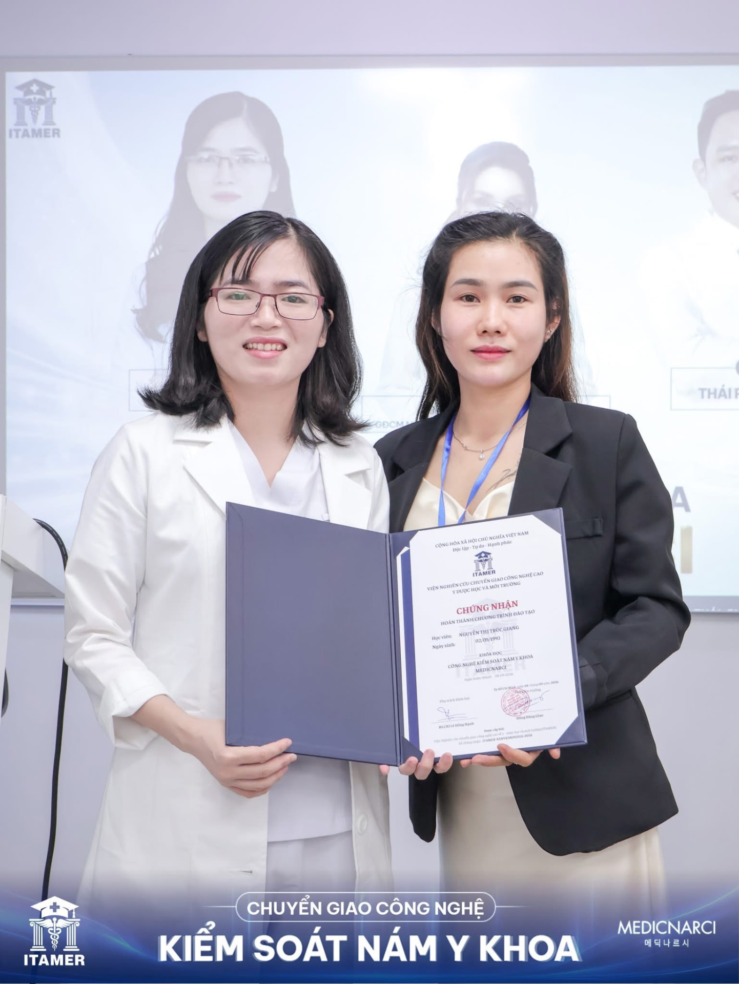 Học viên nhận chứng nhận của Viện ITAMER 4