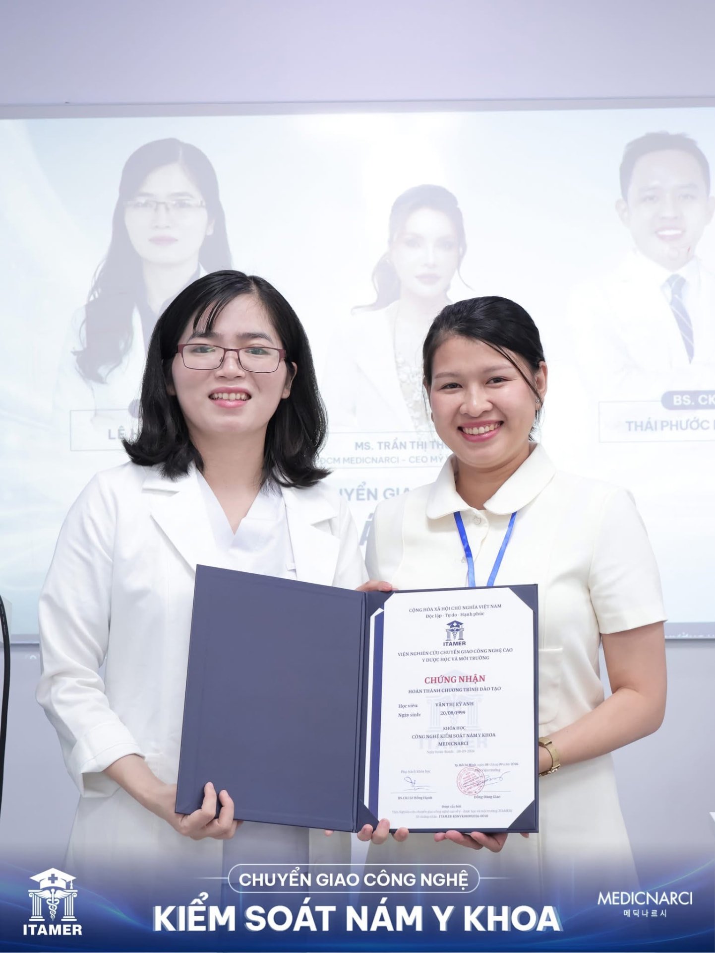 Học viên nhận chứng nhận của Viện ITAMER 12