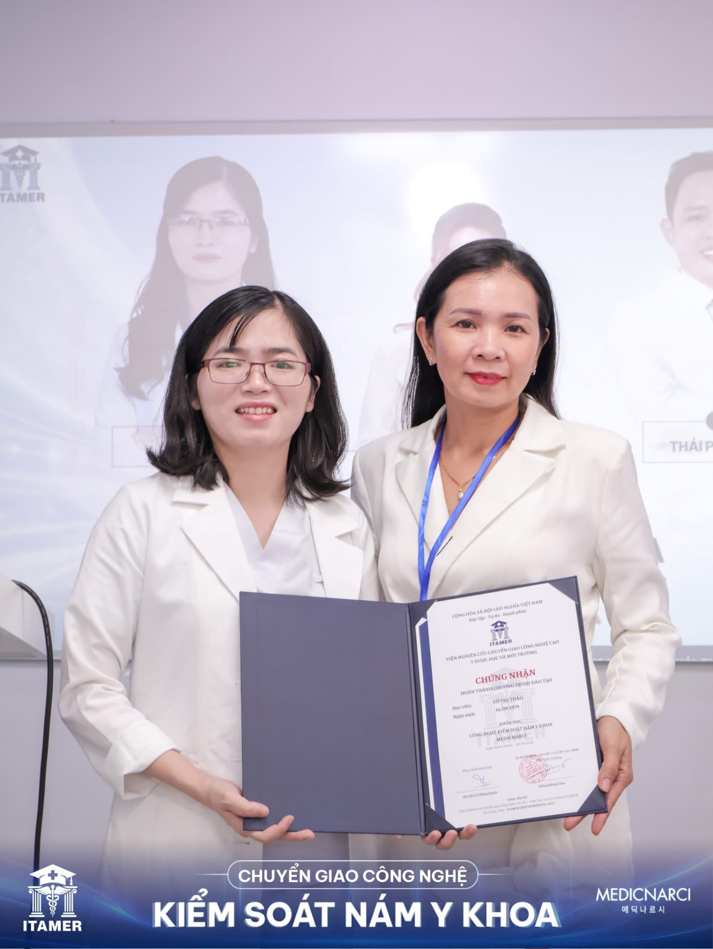Học viên nhận chứng nhận của Viện ITAMER 11
