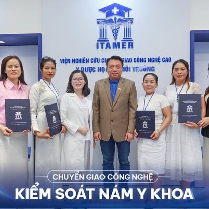 Trao chứng nhận sau chương trình